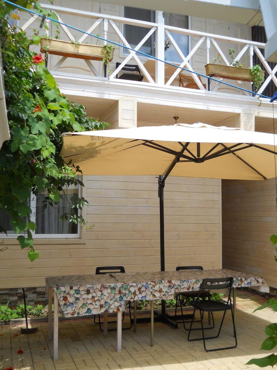 Добрый Лев Hotel Сухуми Екстериор снимка